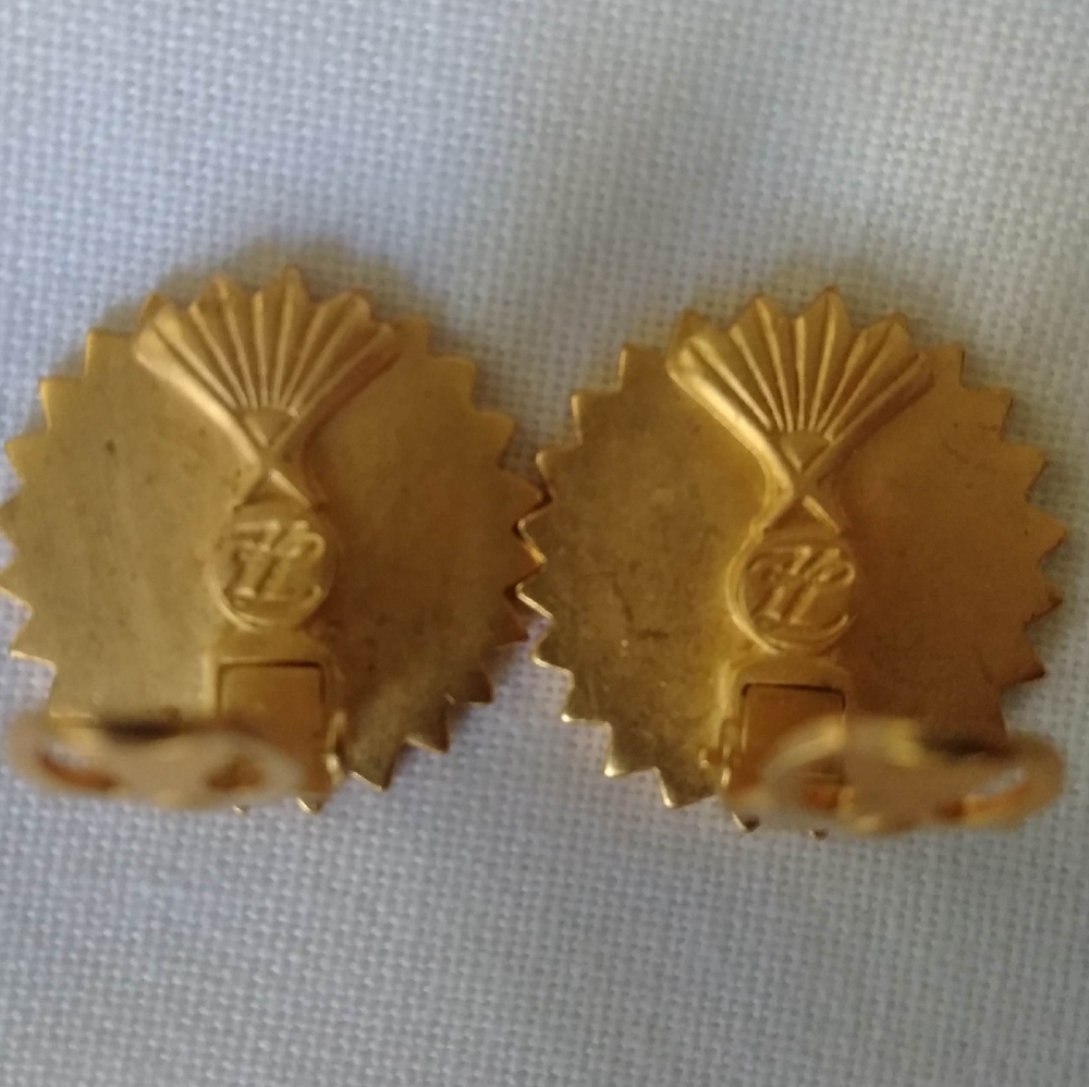 Beautiful Karl Lagerfeld clip on earrings w/Logo - Picture 4 of 4